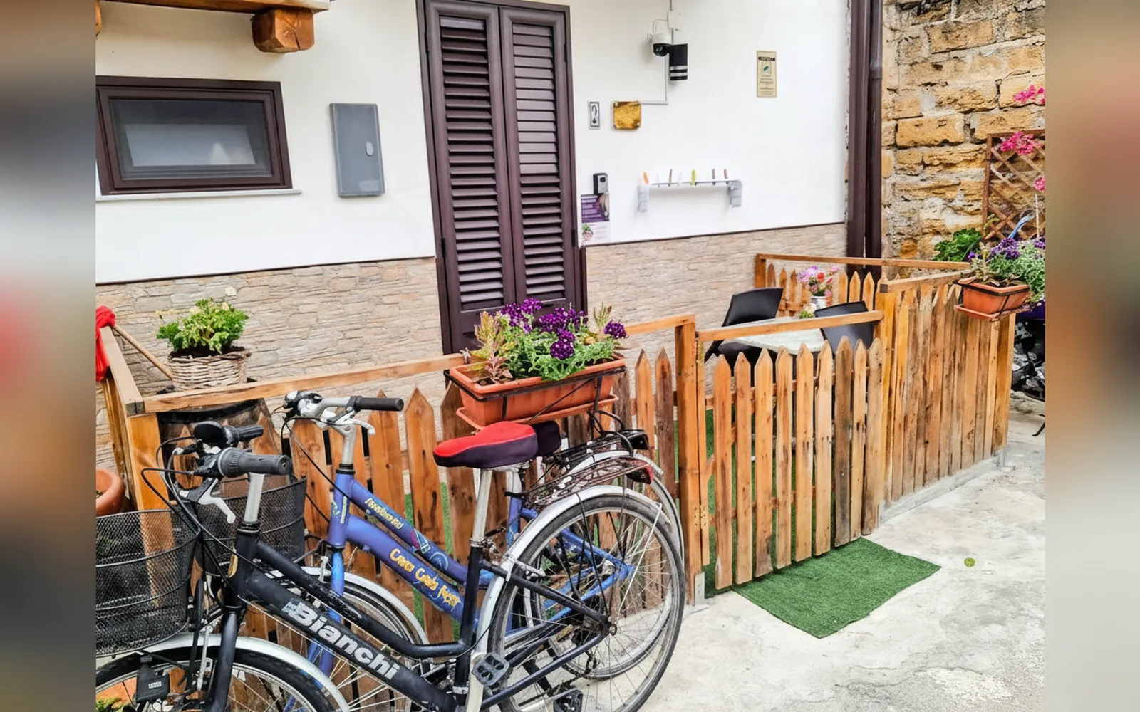 Le biciclette parcheggiate accanto alla staccionata in legno, davanti all’ingresso