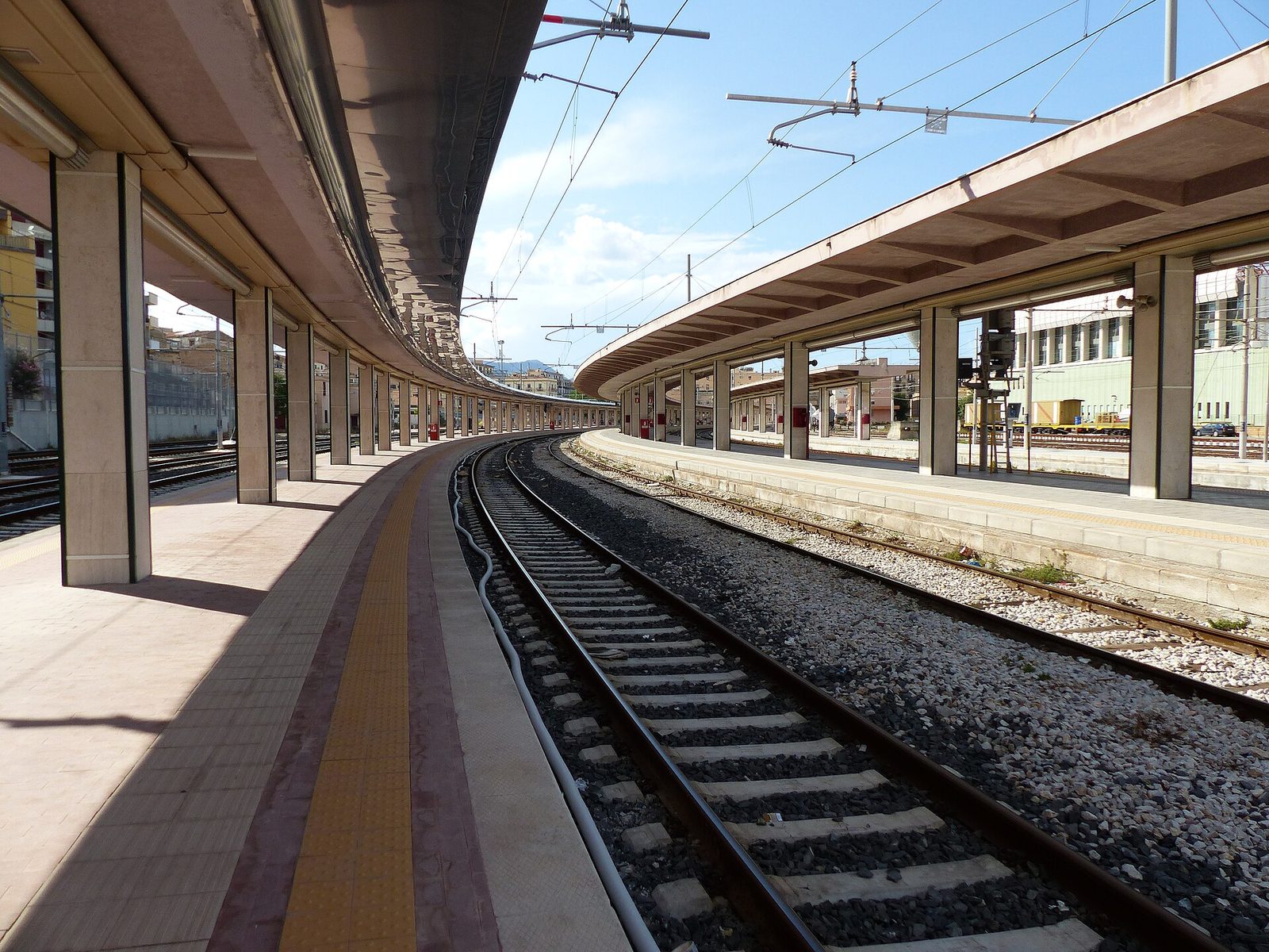 I binari e le pensiline curve della stazione di Palermo Centrale in una giornata di sole