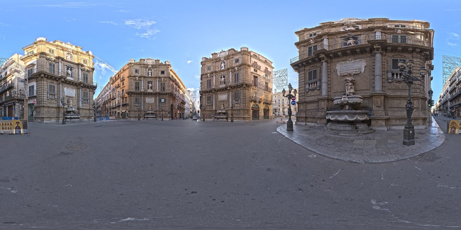 I Quattro Canti di Palermo: le facciate barocche con statue e fontane agli angoli dell'incrocio, sotto un cielo azzurro