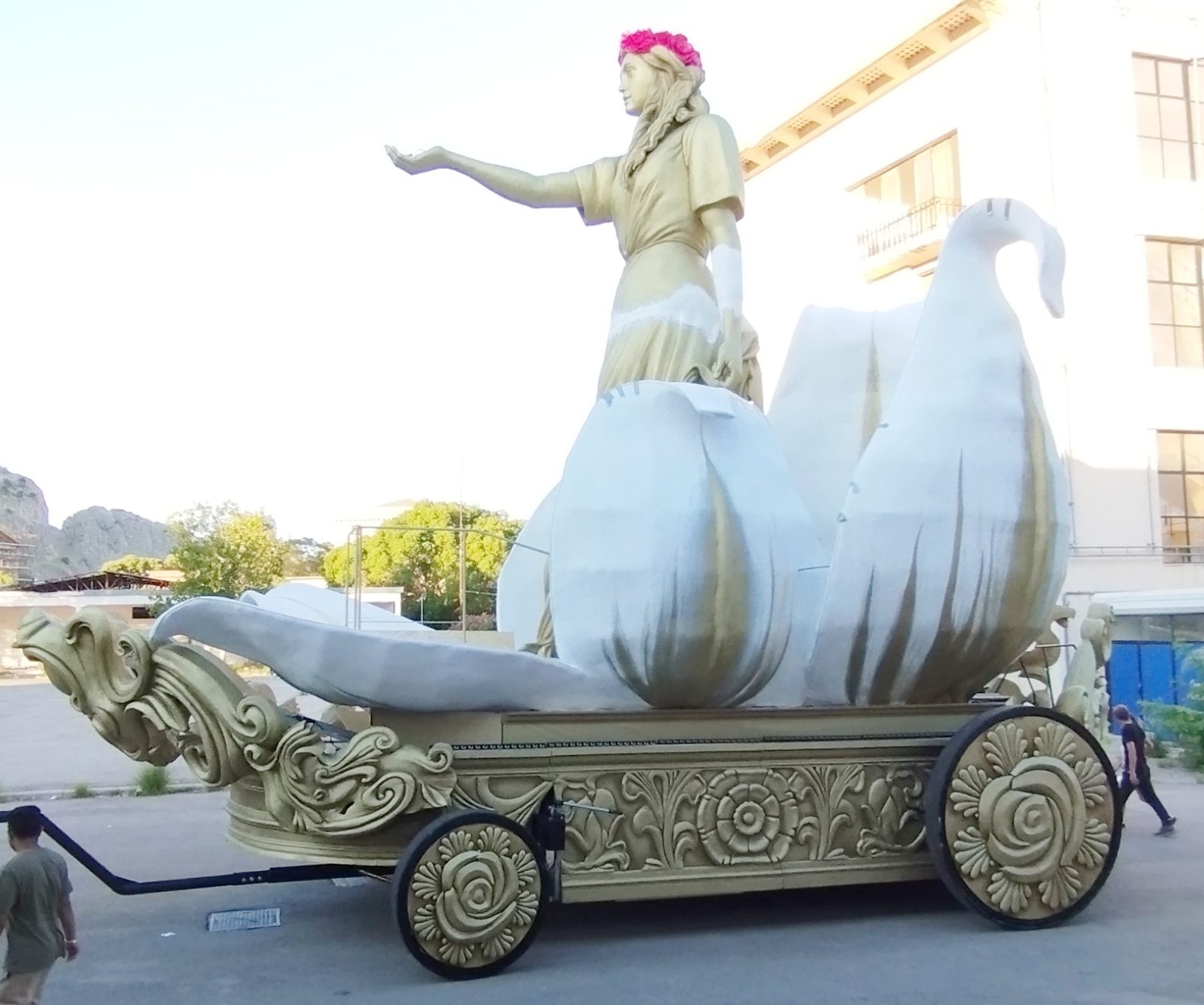 Il carro trionfale del Festino con la grande statua di Santa Rosalia incoronata di rose su una base dorata decorata a volute