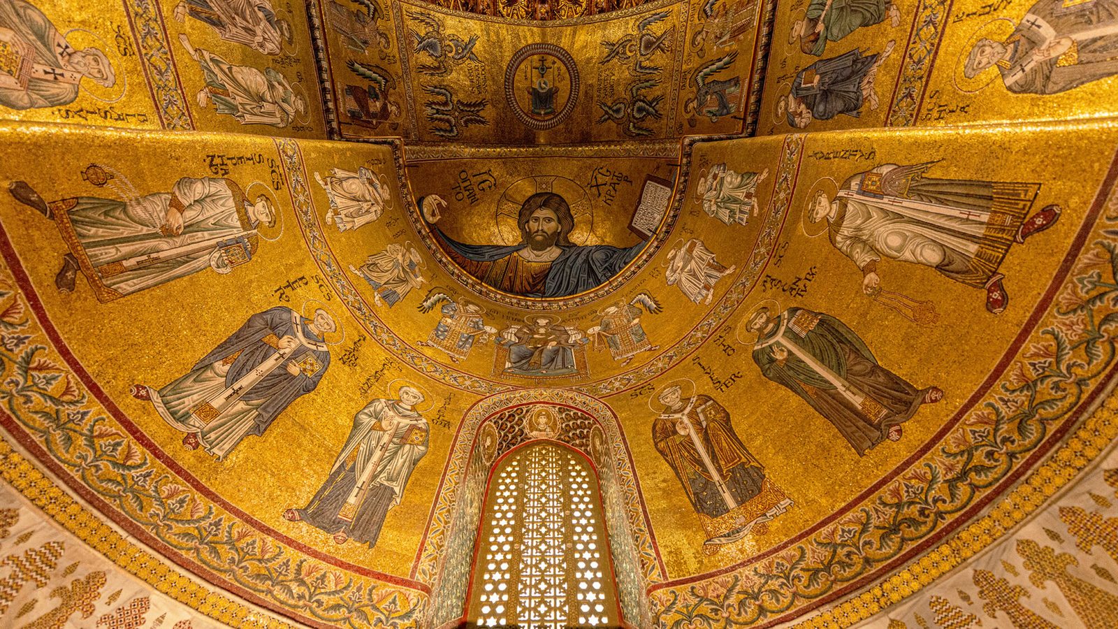 I mosaici dorati dell’abside del Duomo di Monreale, con il Cristo Pantocratore al centro