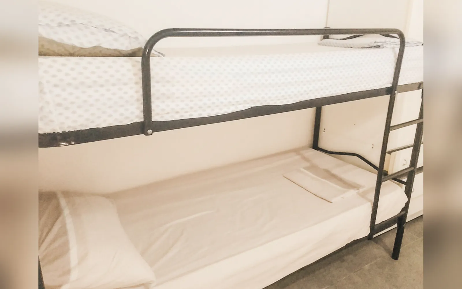 Il letto a castello della camera, con le lenzuola bianche